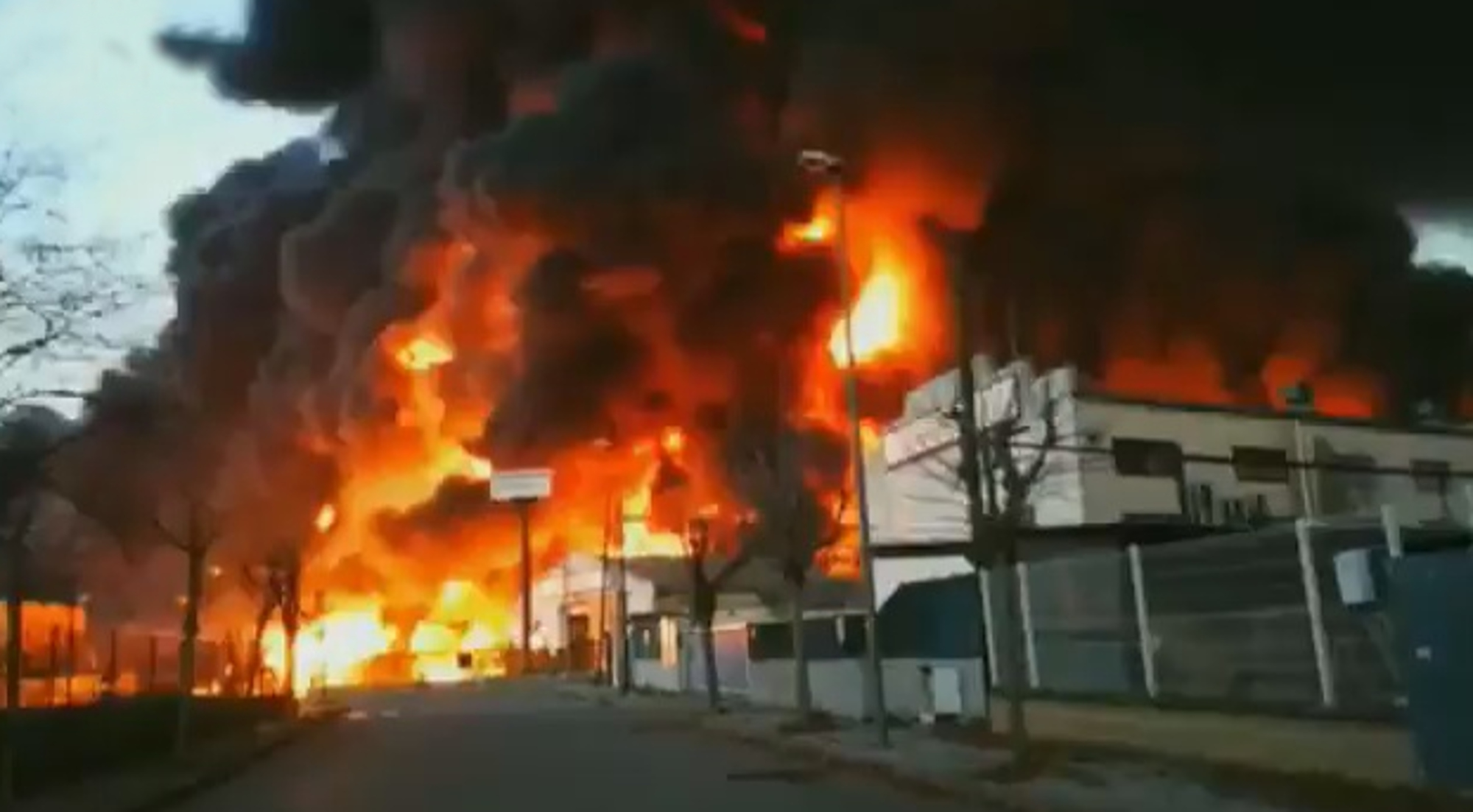 Read more about the article Hundreds Flee As Smoke Fills Air In Spain Factory Fire