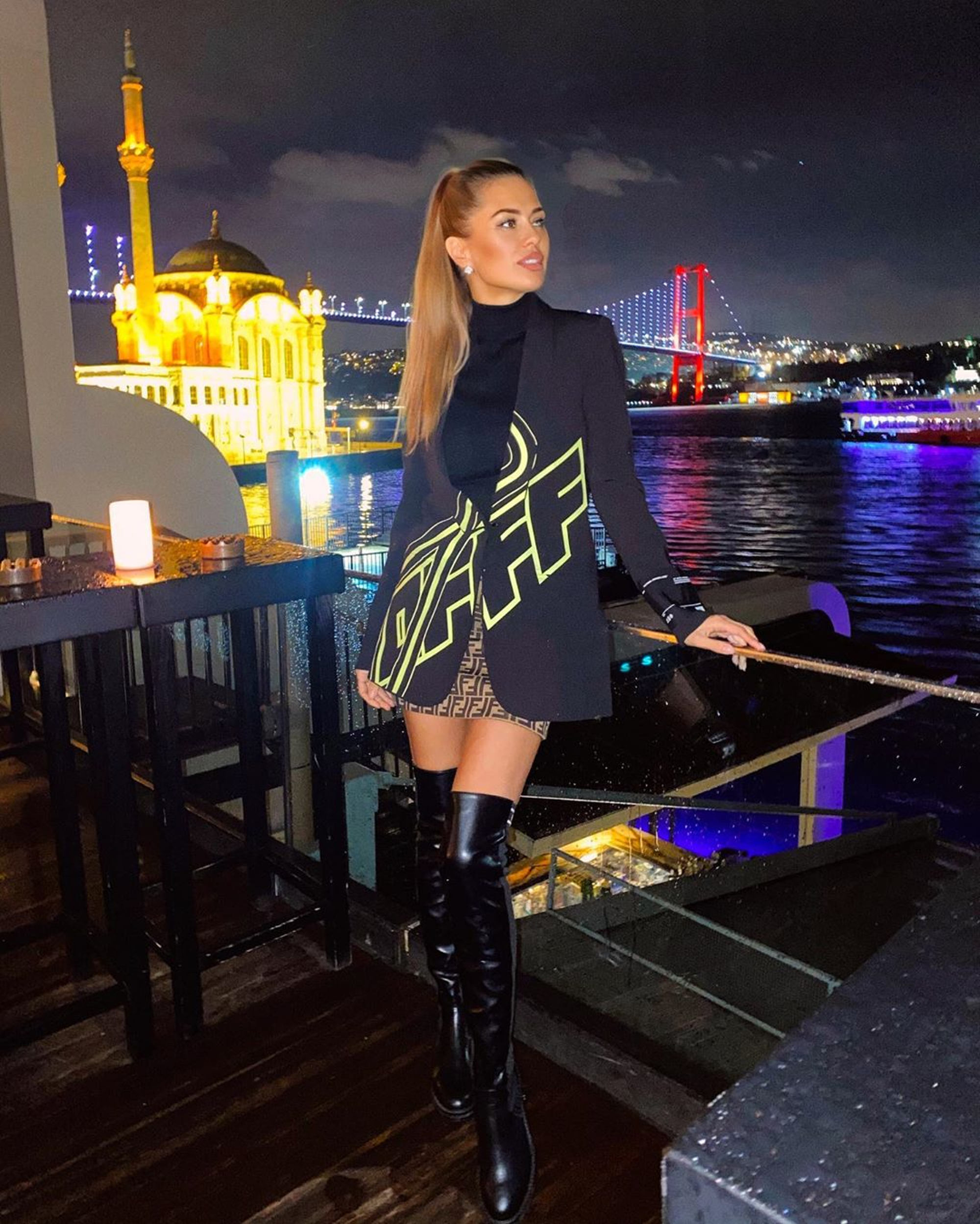 Read more about the article Irish Tycoons Playboy Ex Wows In Boots In Istanbul