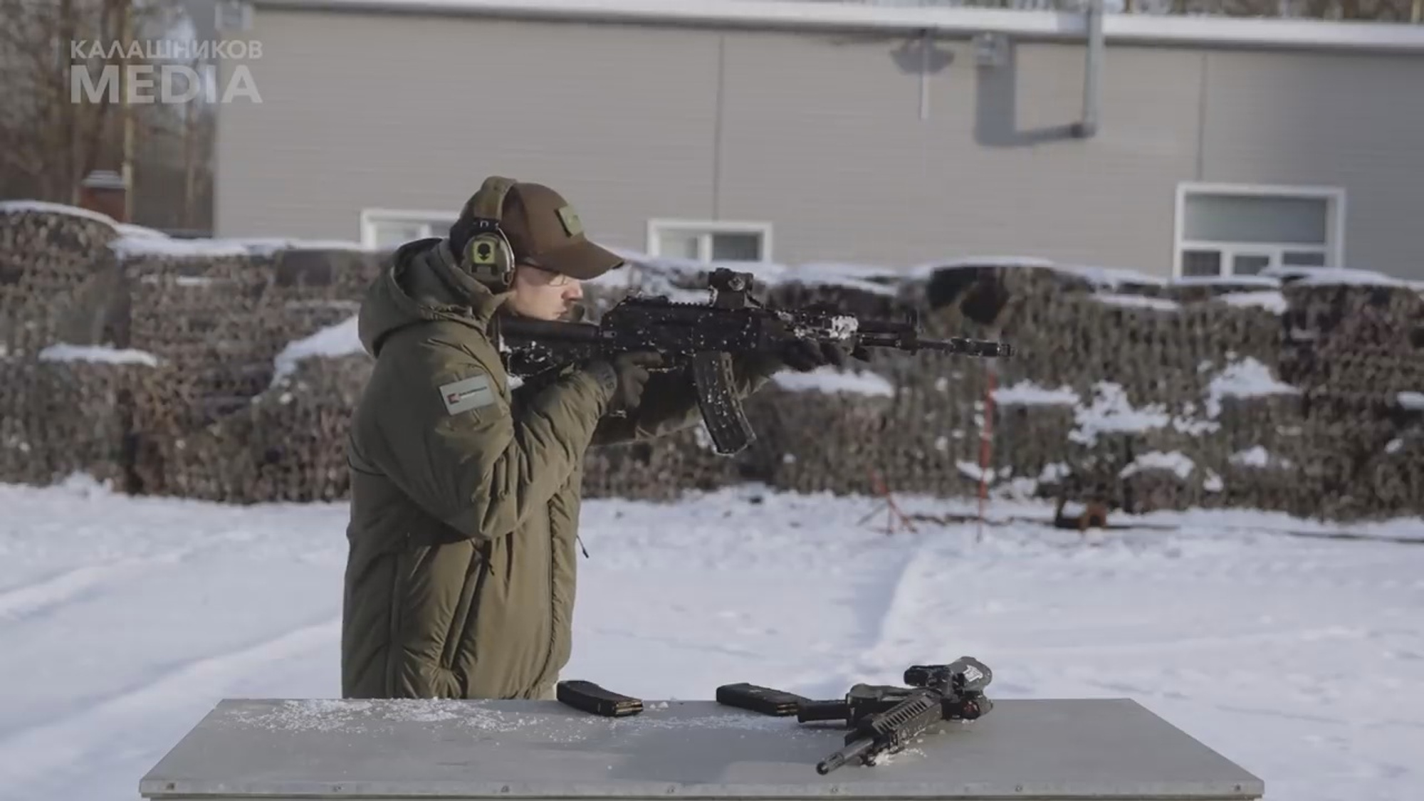 Пока не стреляют. АК-12 vs m4. АК 12 стрельба. М4 vs АК-12. Ак12 vs корд.