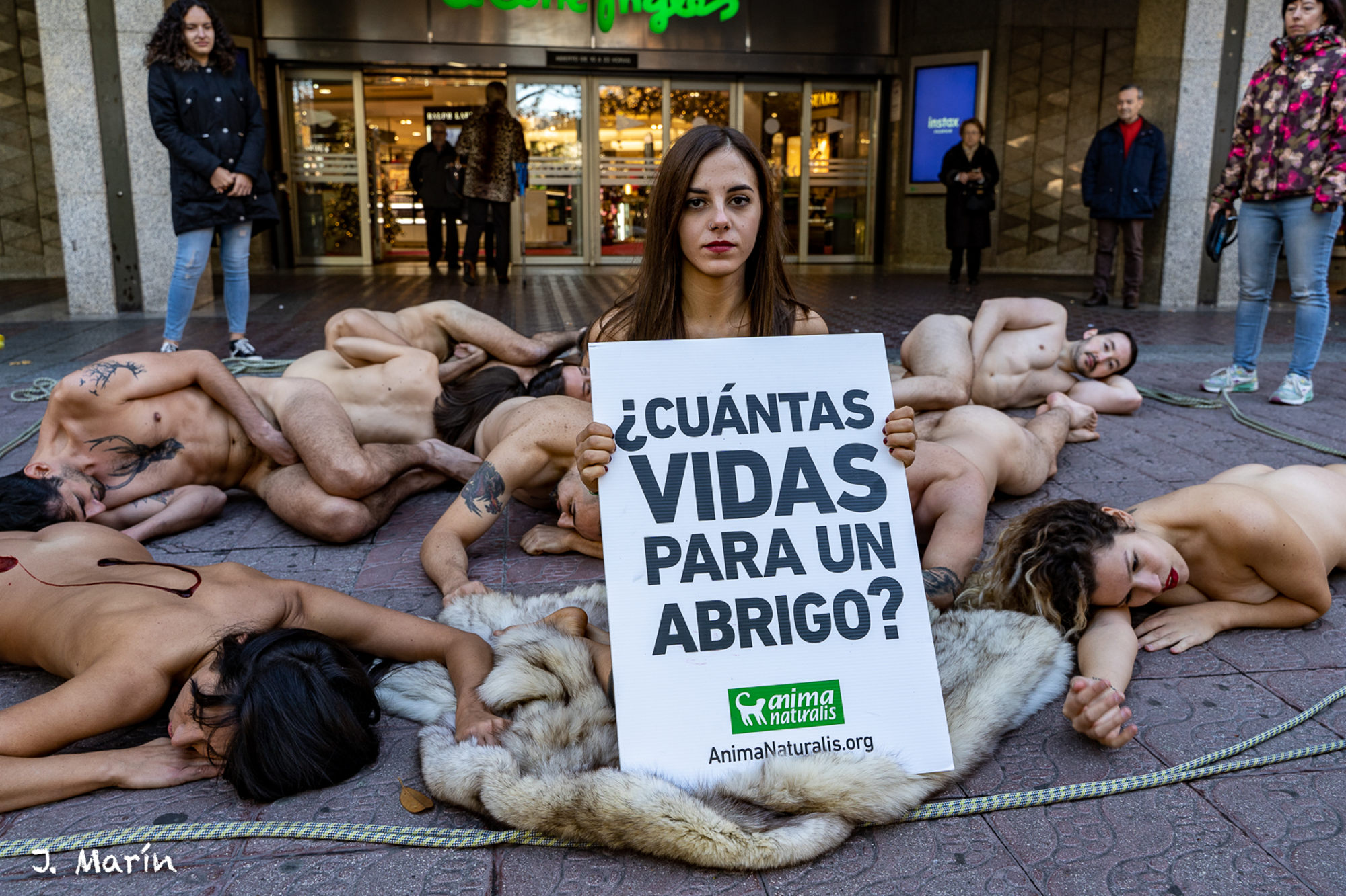 Read more about the article Nude Activists Covered In Blood At Spain Shopping Centre