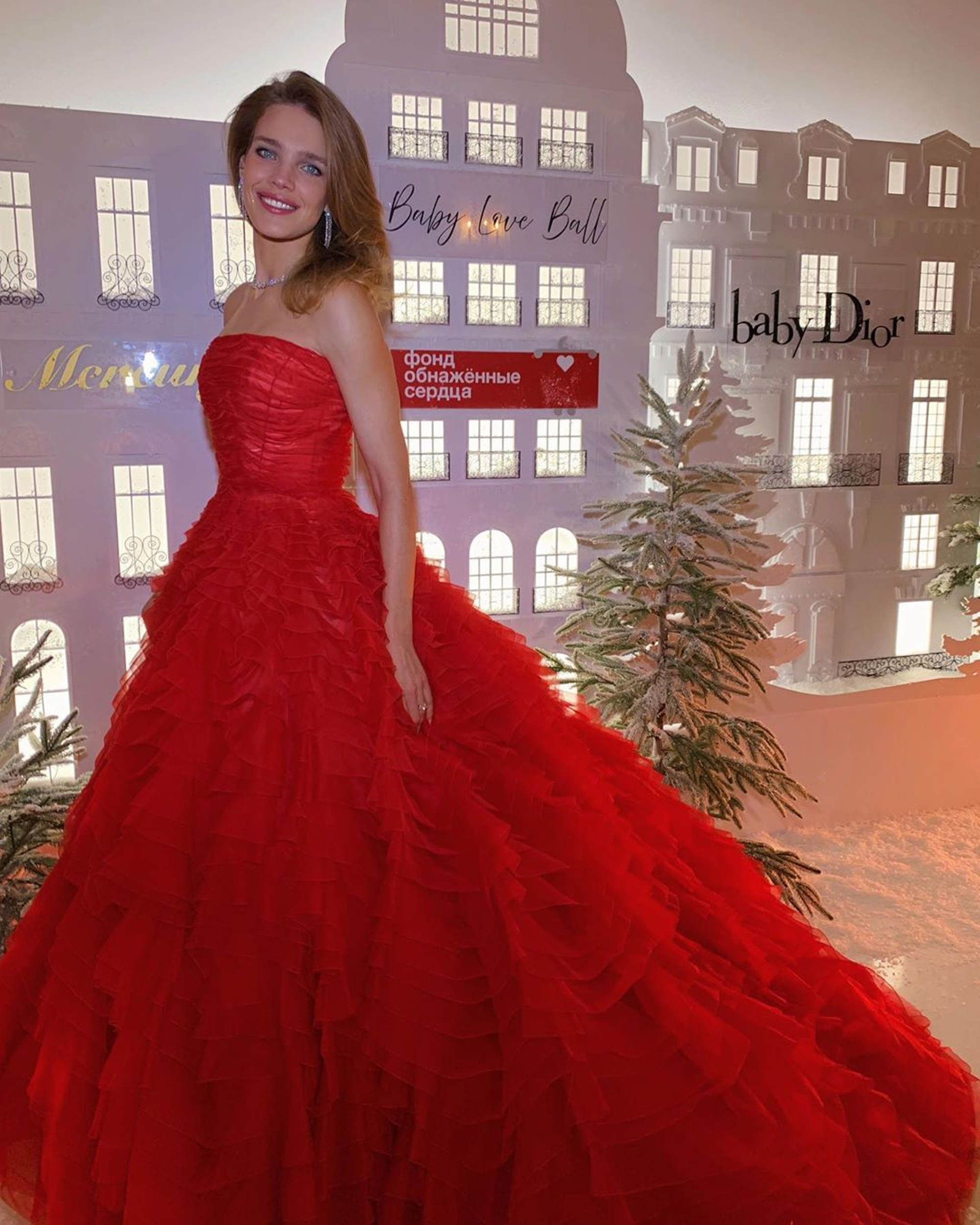 Read more about the article Natalia Vodianova Stuns In Flowing Red Gown At Ball