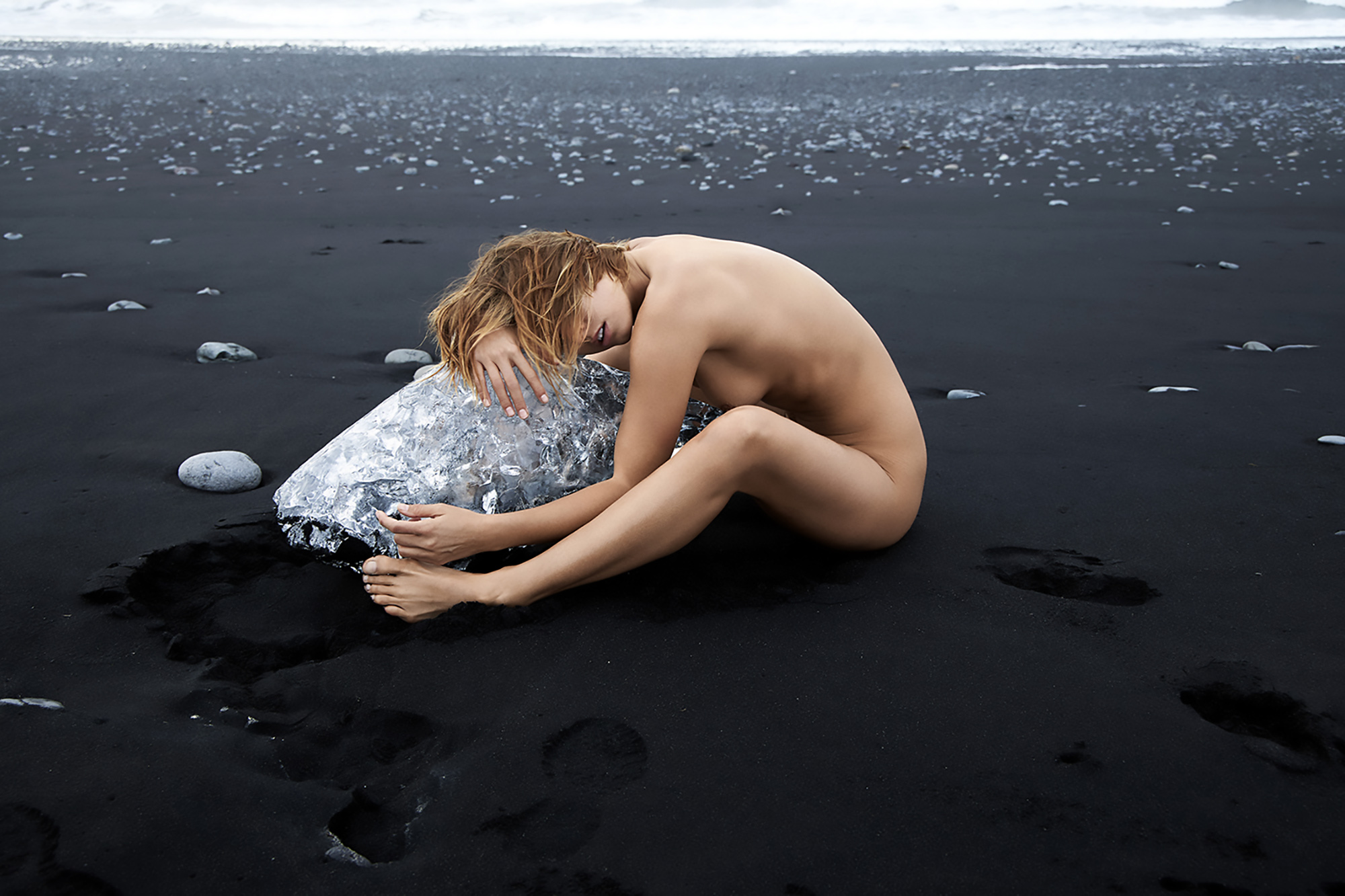 Read more about the article Playboy Shock Model Poses Nude For Climate Change