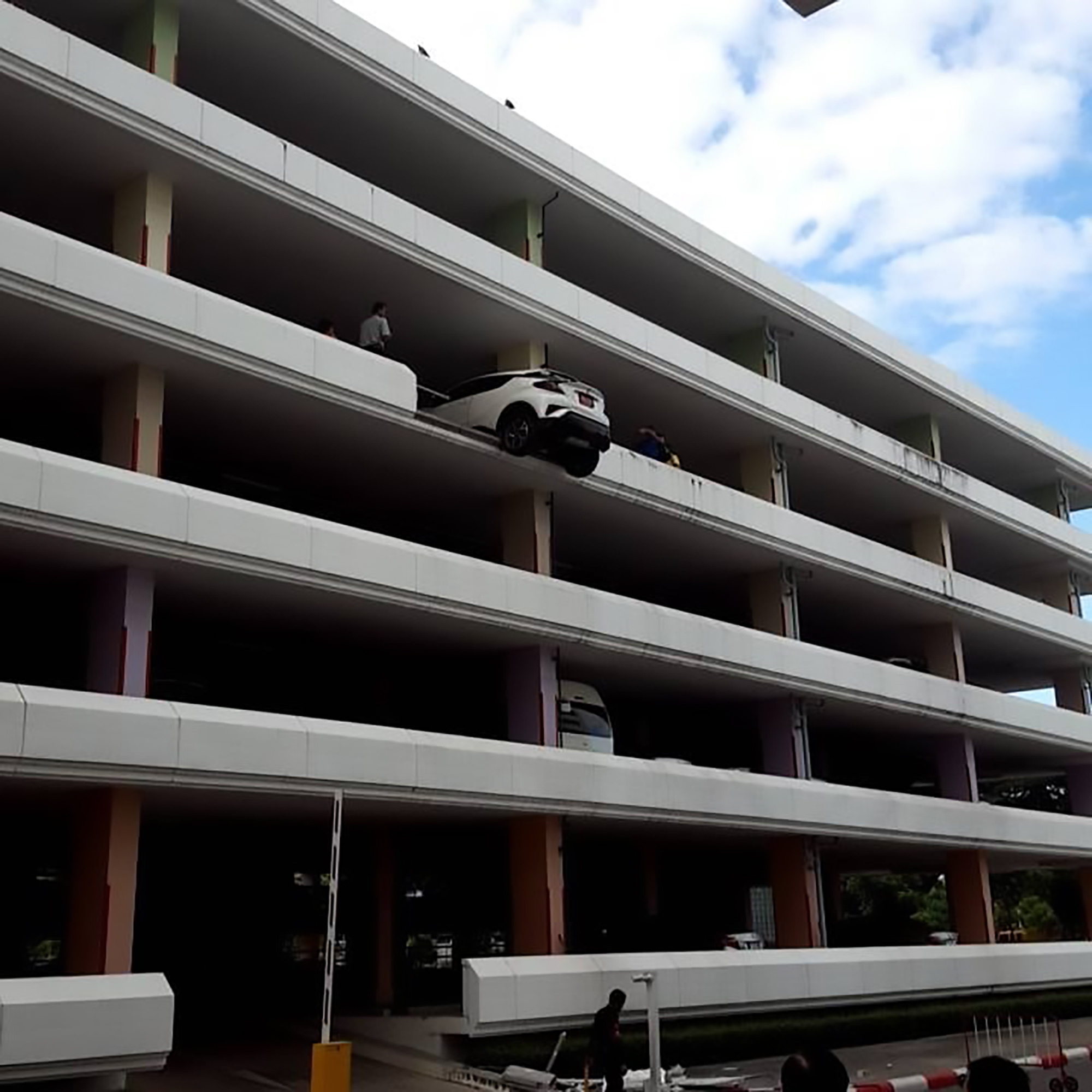 Read more about the article Bungling Driver Leaves Car Dangling From 3rd Floor