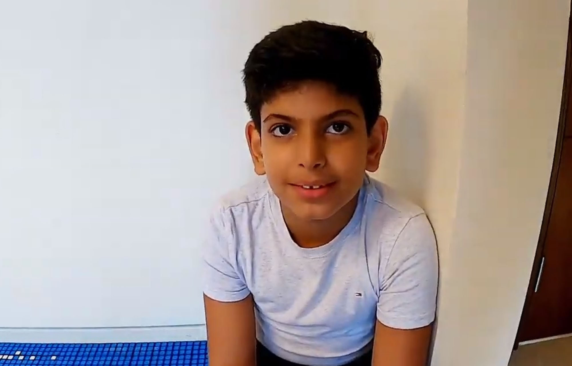 Read more about the article 9yo Boy Genius Solves 700 Rubiks Cubes In 3 Hours