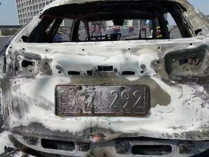 Read more about the article Driver Saves Motorist In Burning Lexus That Explodes