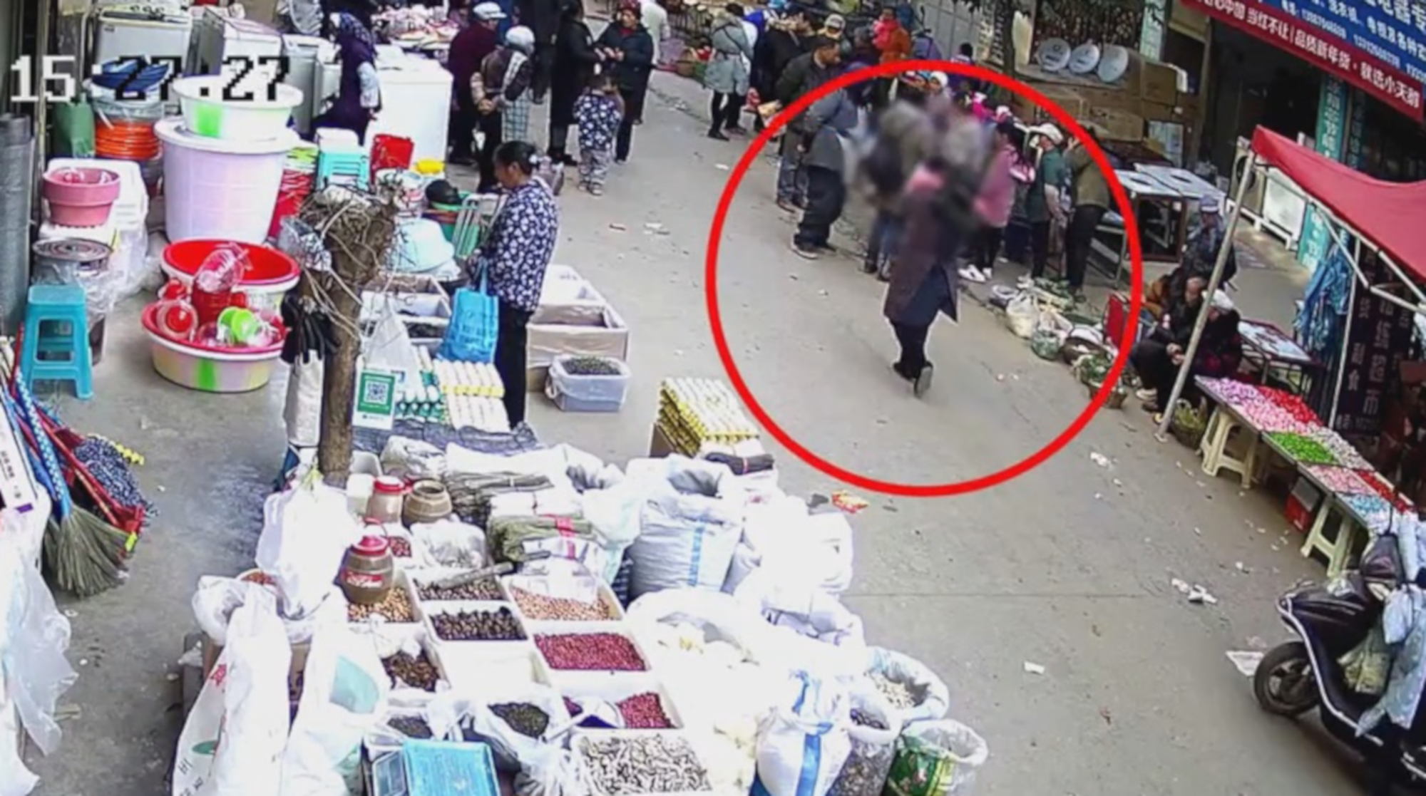 Read more about the article Chilling Moment 2yo Girl Kidnapped From Crowded Market