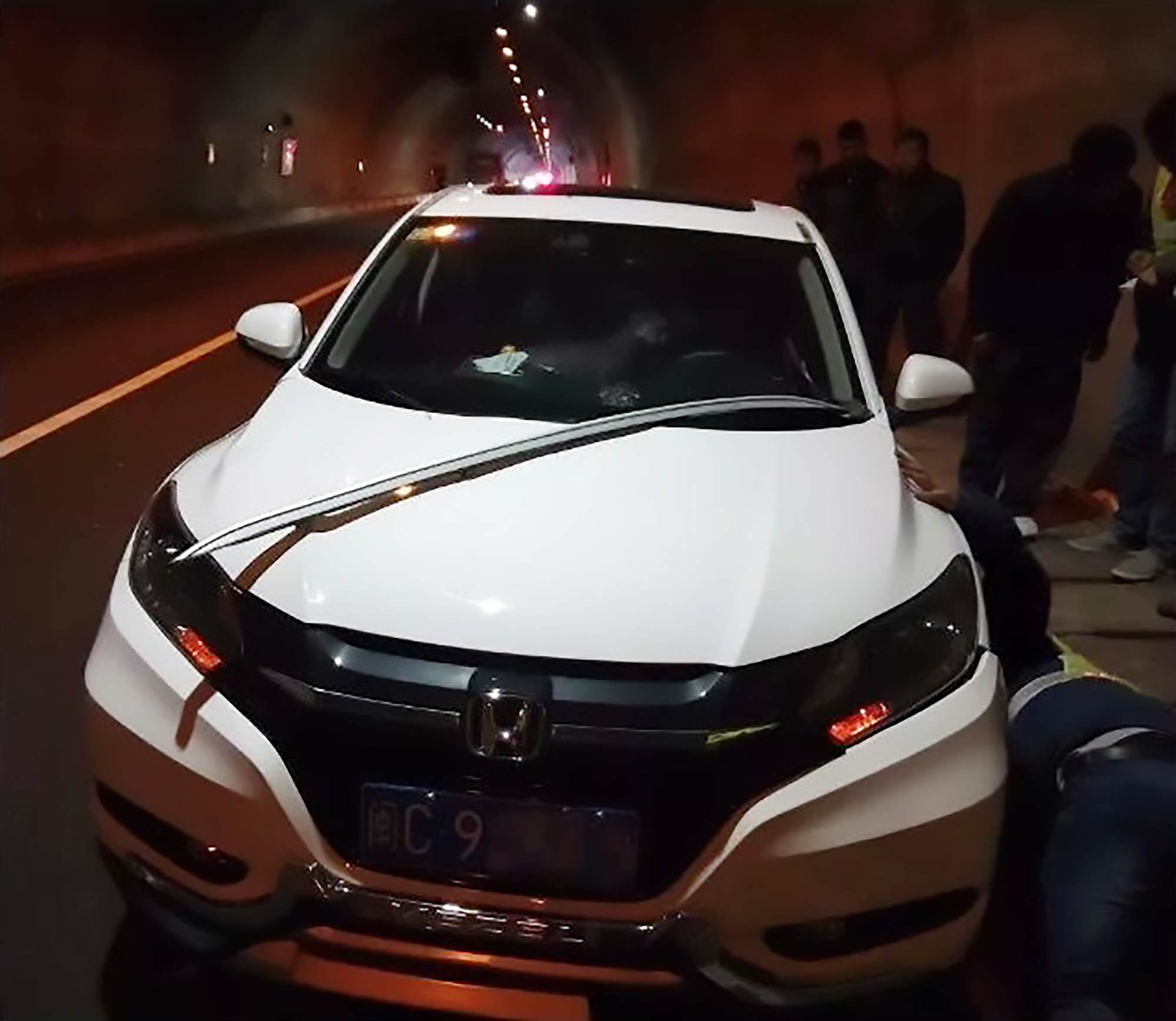 Read more about the article Man Crashes In Tunnel As Heavy Roof Luggage Breaks Free