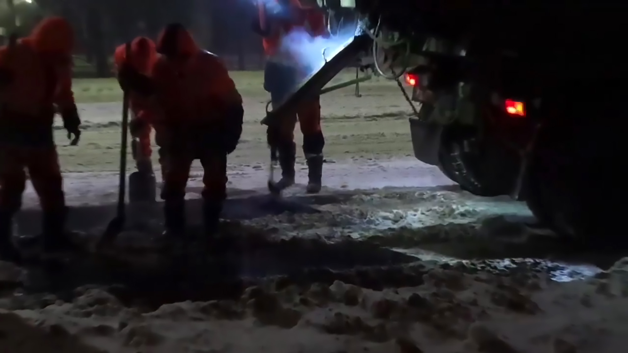 Read more about the article Bungling Russian Workers Lay Asphalt On Fresh Snow