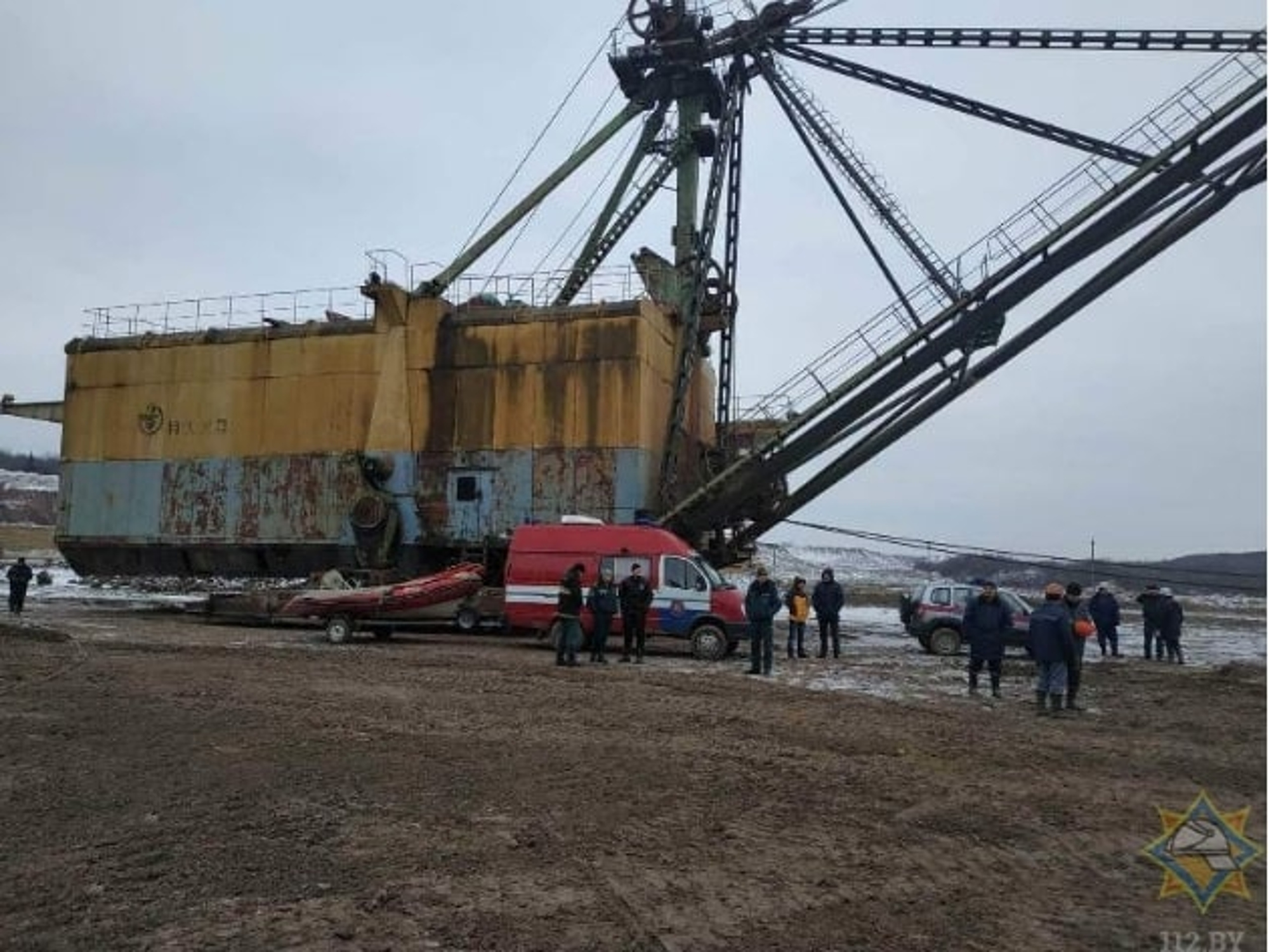 Read more about the article Moment Sunken Haulage Truck Pulled Out Of Lake Bed