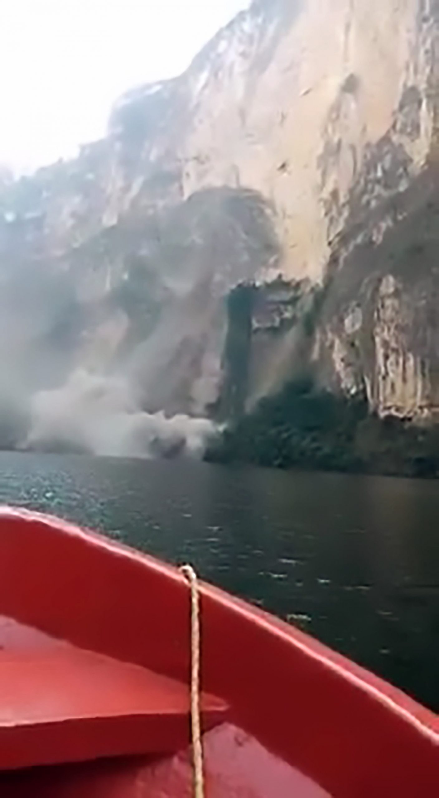 Read more about the article Tourist Boat Flees From Crumbling Canyon Cliff Face