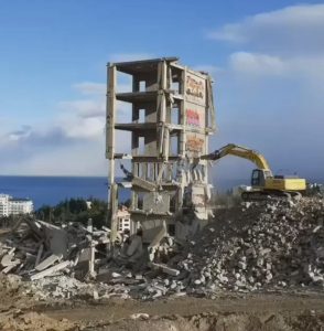 Read more about the article Excavator Sent Toppling After Building Collapses On It