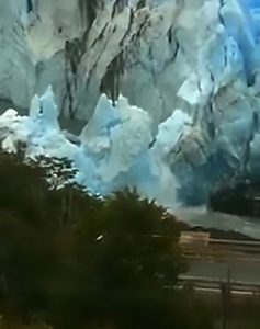 Read more about the article Moment Huge Glacier Collapses As Tourists Watch