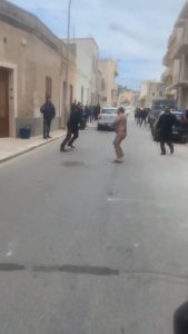 Read more about the article Stocky Naked Man Takes On Italian Cop Duo In Street