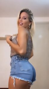 Read more about the article Sexy Weather Girl Sol Perez Twerks Bum In Tight Shorts
