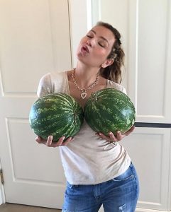 Read more about the article Queen Of Pop Thalia Flaunts Fine Pair Of Juicy Melons