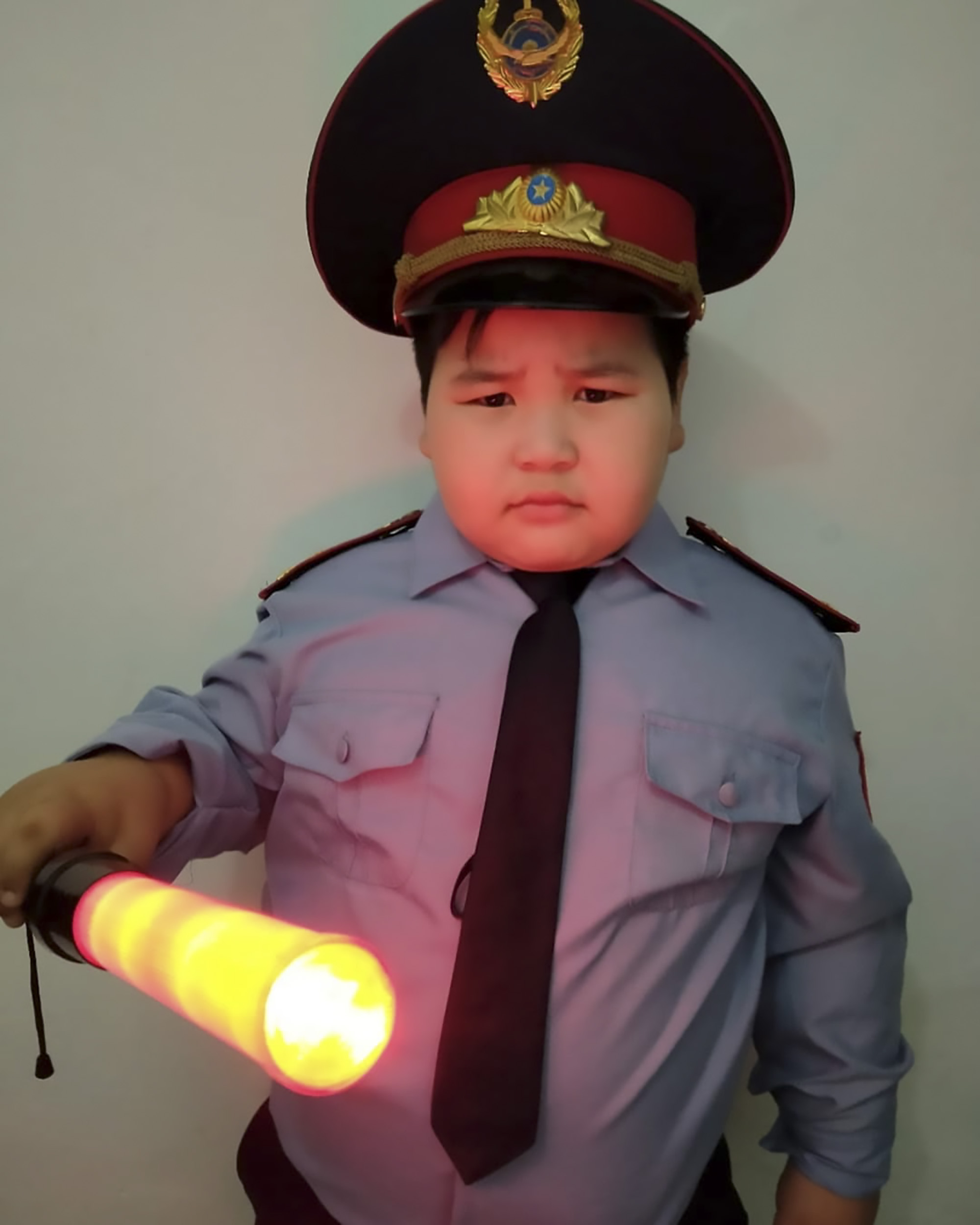 Мальчик милиционер. Мальчик в полицейской форме. Ребенок в форме гаишника. Маленький милиционер.