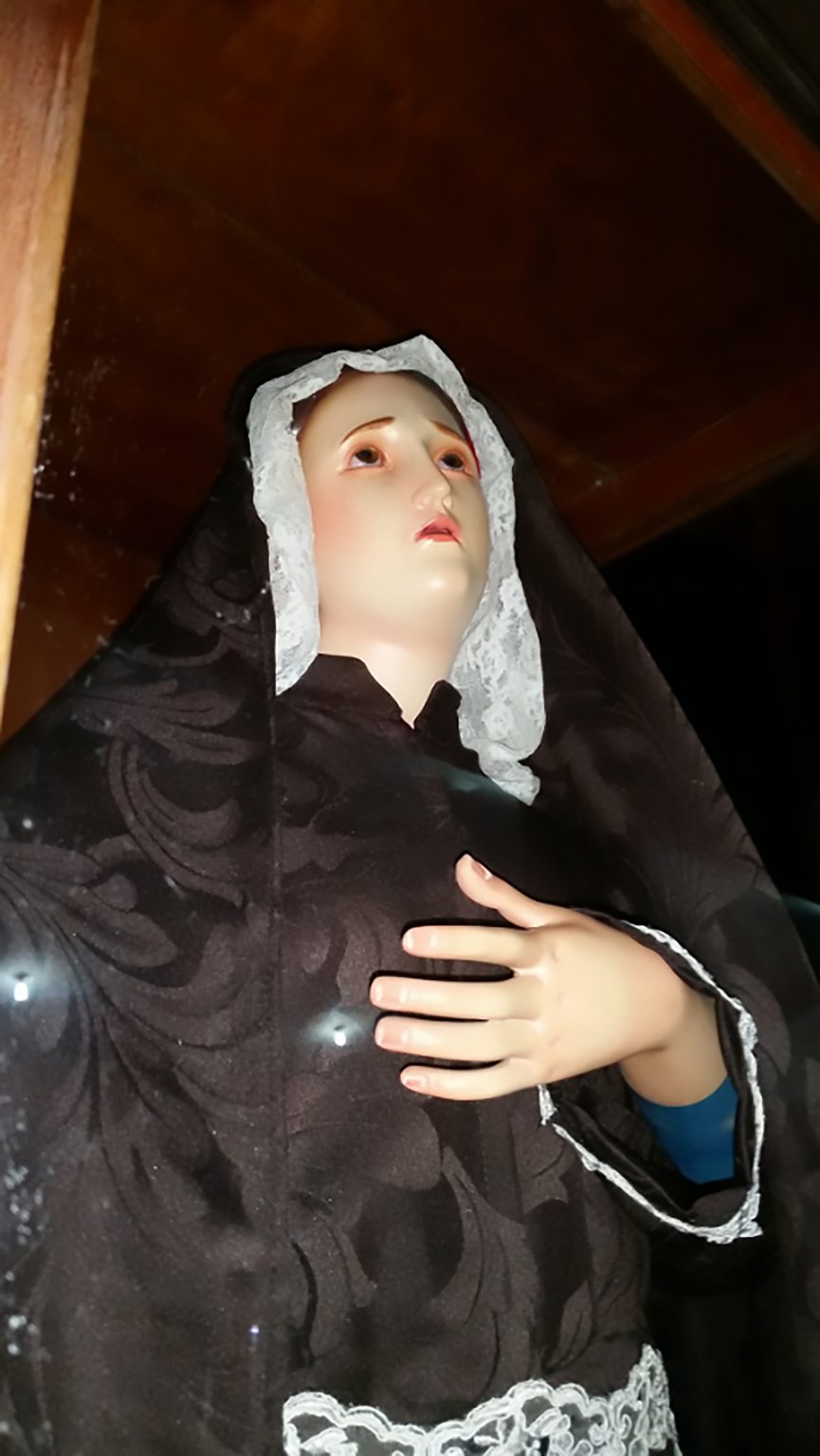 Devotees Flock To See Weeping Virgin Mary Statue - ViralTab