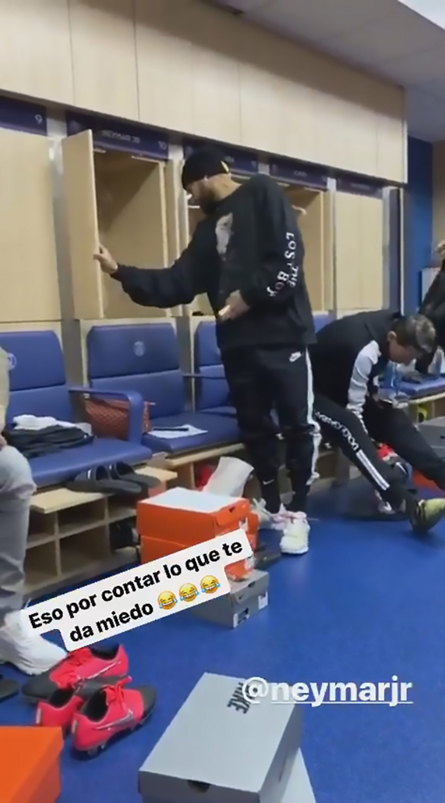 Read more about the article Neymar Pranked With Fake Snake In PSG Changing Room
