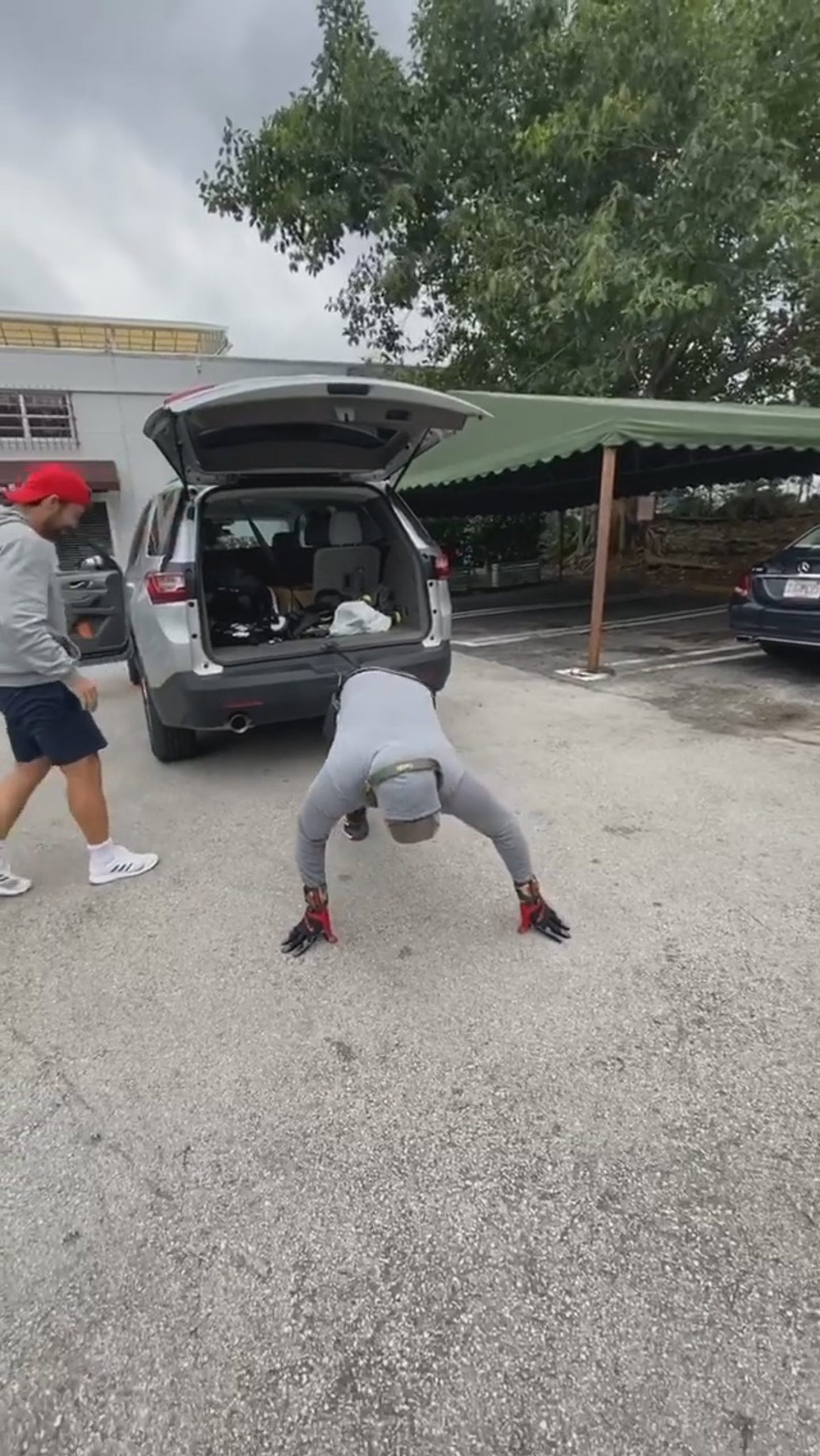 Read more about the article Tennis Star Pulls 2-Tonne Car With Brute Strength