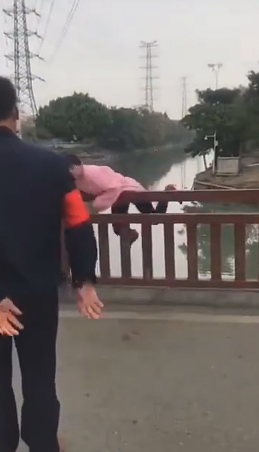 Maskless Woman Jumps Off Bridge To Avoid Checkpoint Viraltab 