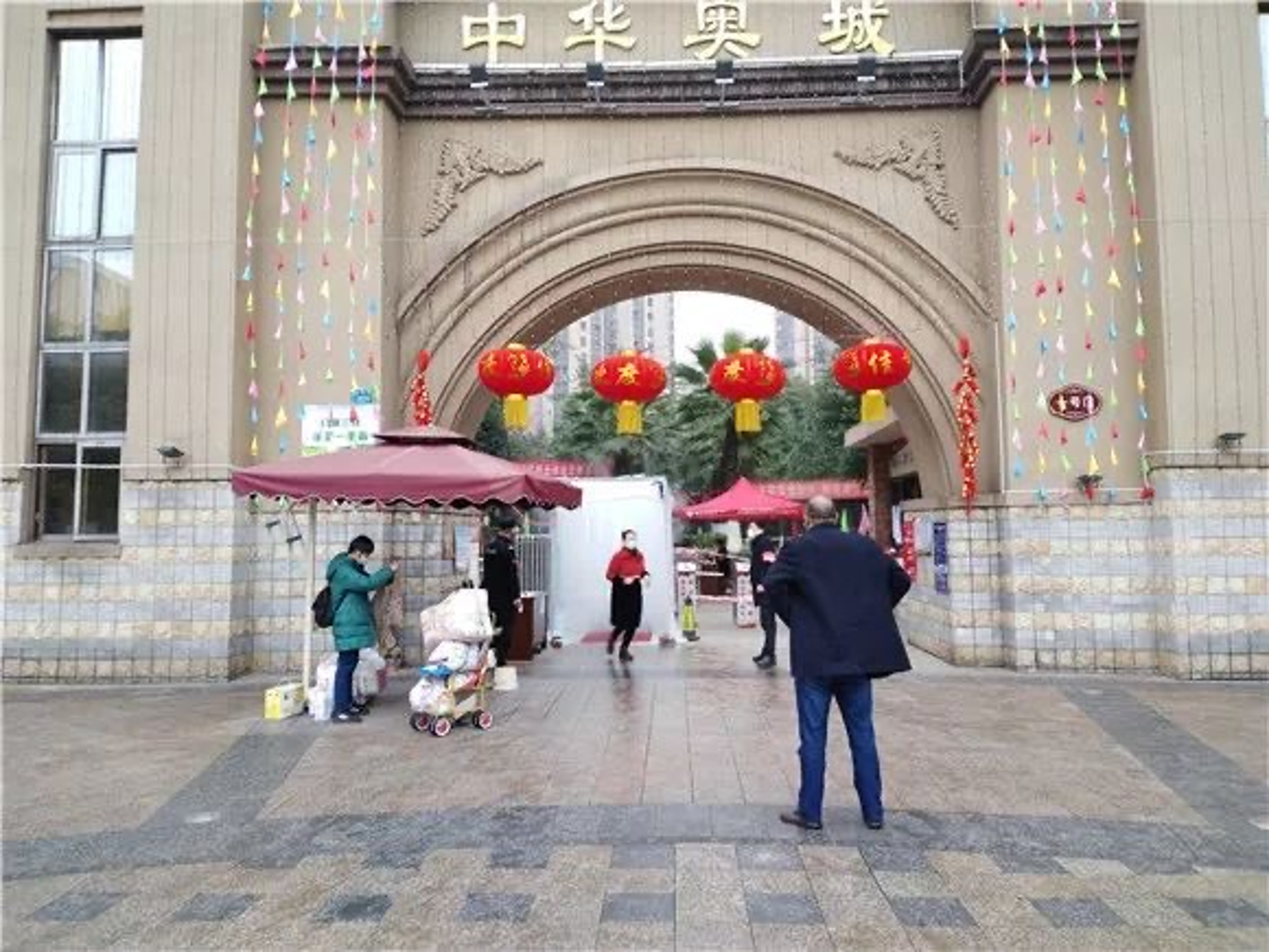 Read more about the article Chinese Residents Walk Through DIY Disinfectant Tunnel