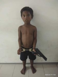Read more about the article Boy Begging In Traffic WIth Realistic Looking Gun