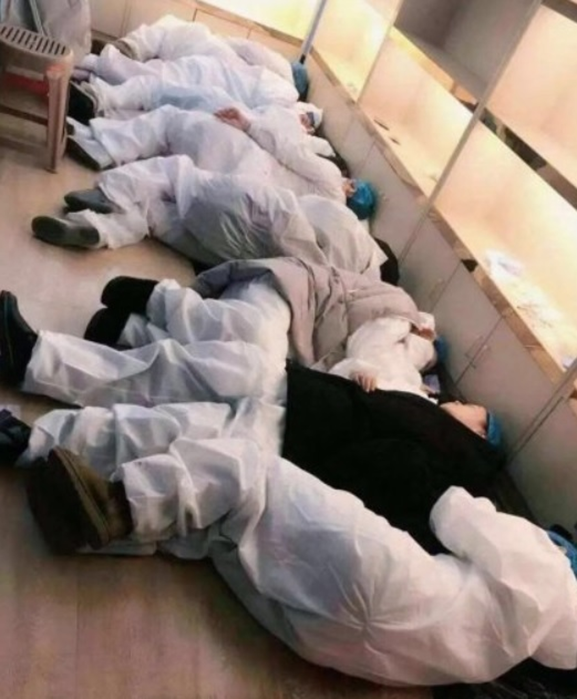 Read more about the article Exhausted China Virus Docs Sleep On Hospital Floors