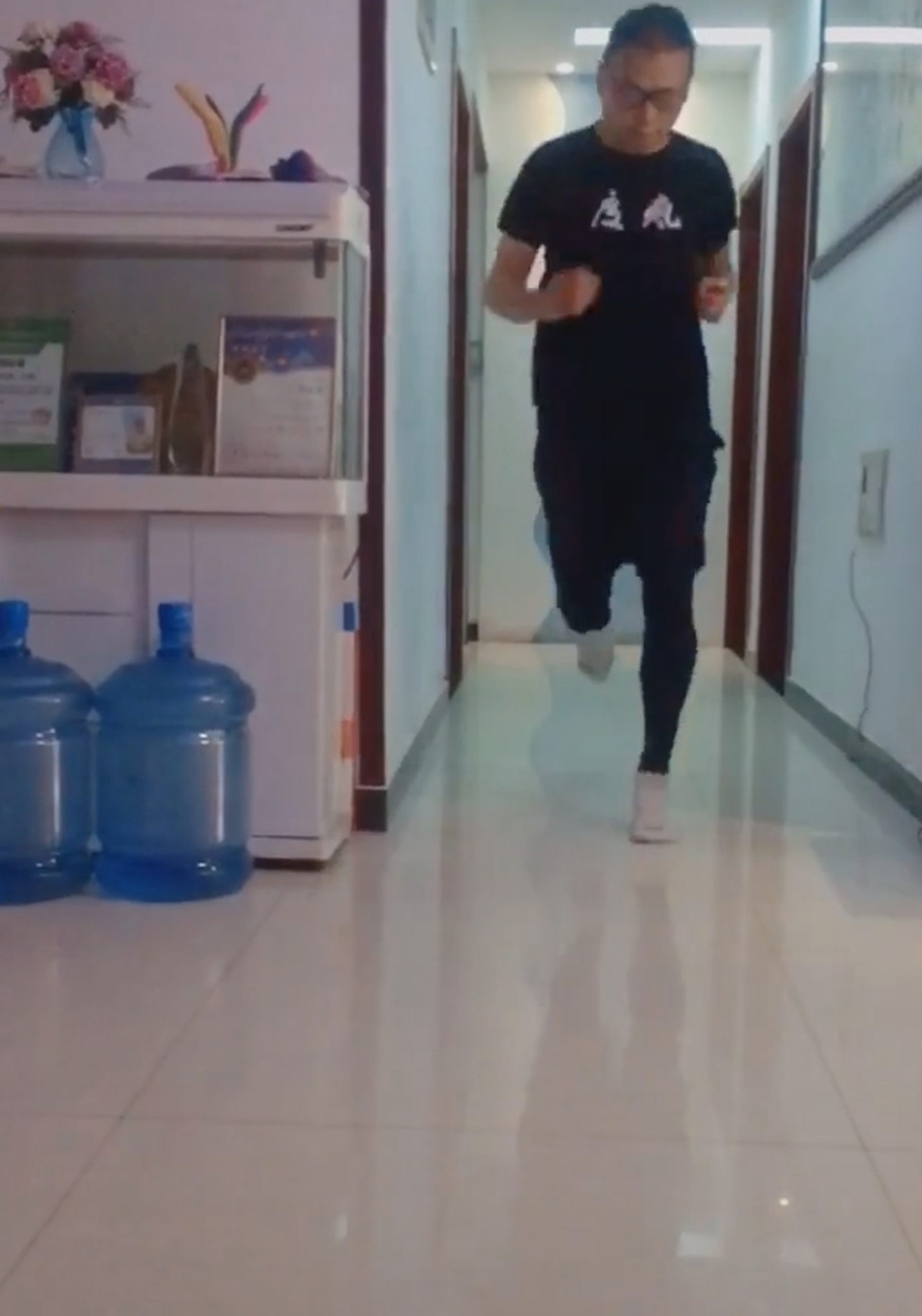 Read more about the article Chinese Man Runs 31 Miles While Quarantined In Flat