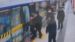 Read more about the article Aggressive Commuter Without Mask Punches Cop
