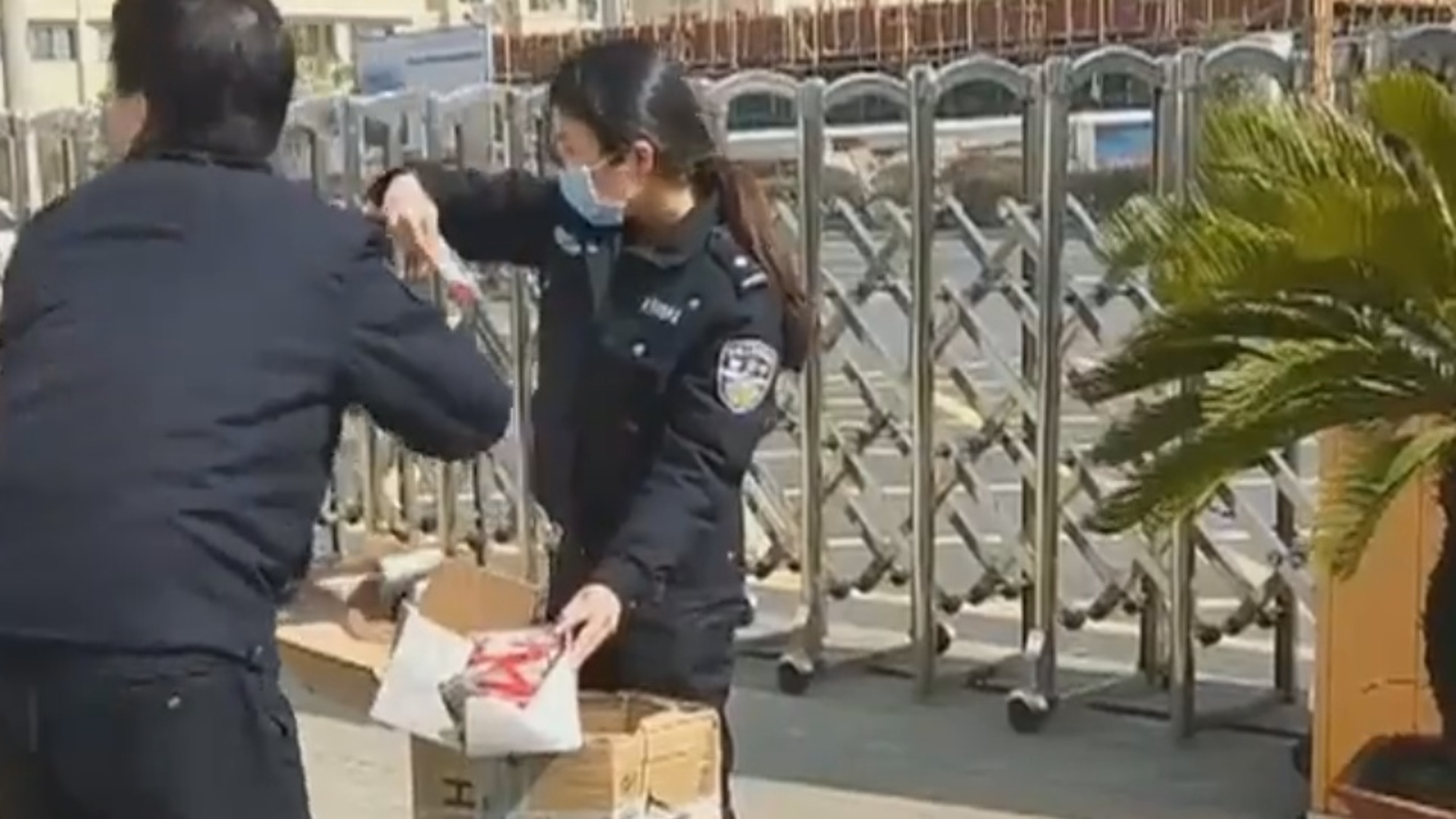 Read more about the article Mystery Superhero Gives Box Of Surgical Masks To Cops