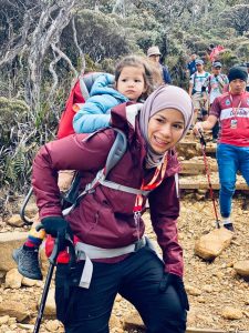 Read more about the article Mum Climbs 13,000ft Mt In 19 Hrs With Daughter On Back