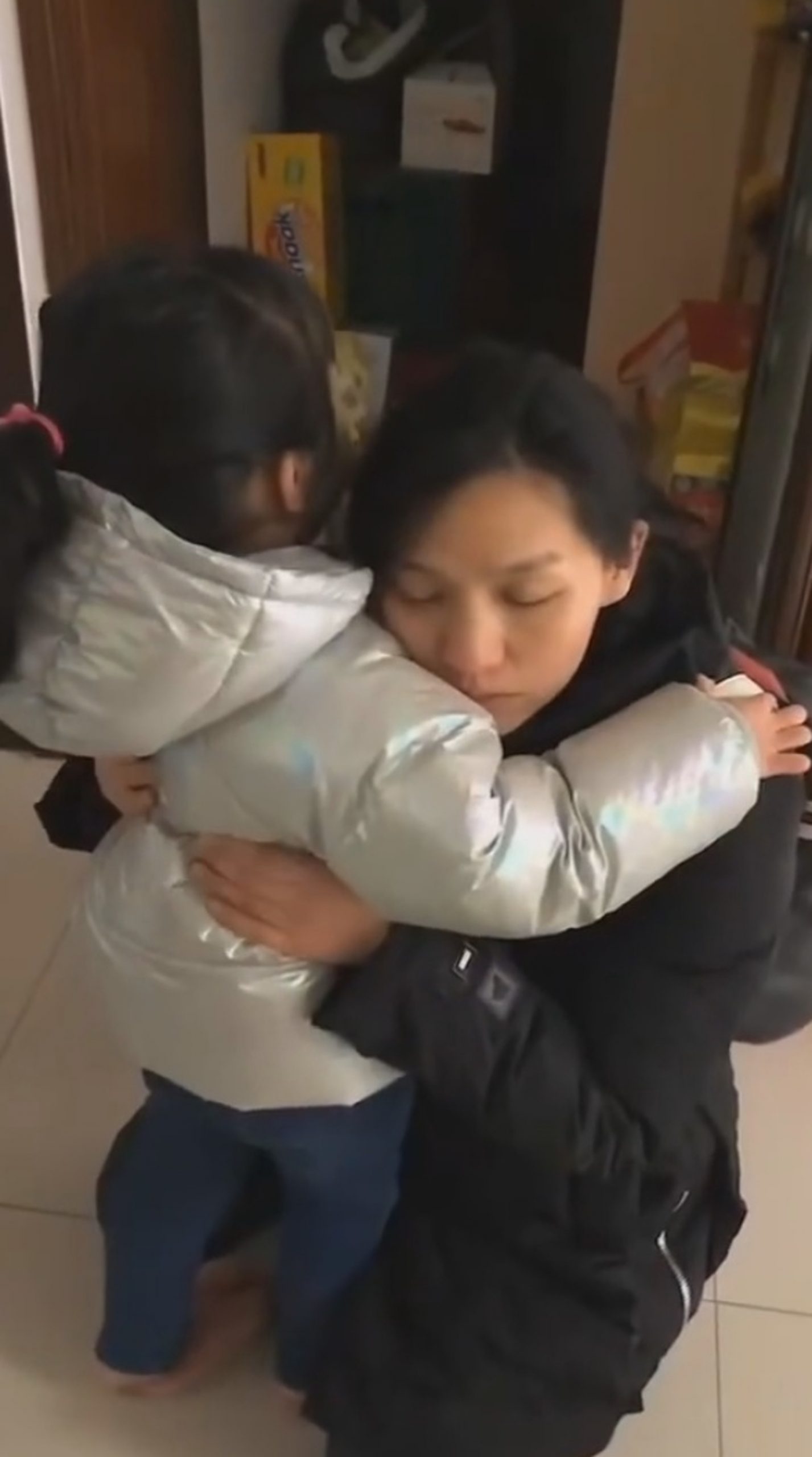 Read more about the article Sad Moment Nurse Mum Hugs 4yo Before Leaving For Wuhan