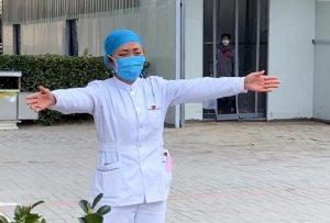 Read more about the article Front-Line Nurse Shares Air Hug With 9yo Daughter