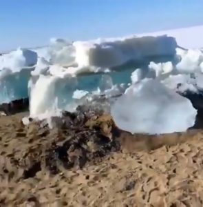 Read more about the article Car-Size Ice Boulders Crash Ashore As Frozen Lake Melts