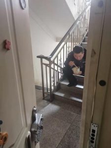Read more about the article Cop Eats In Stairwell To Protect Family From Coronavirus