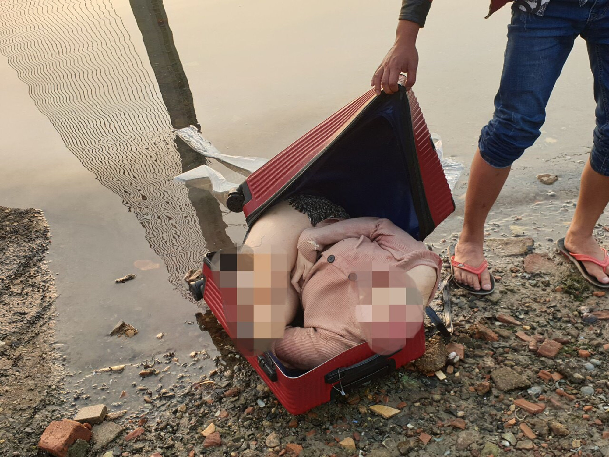 Read more about the article Womans Body Parts Found In Suitcase In Vietnam River
