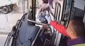 Read more about the article Driver Scares Passenger Off Bus For Not Wearing A Mask