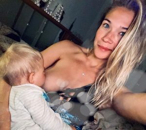 Read more about the article Pretty Actress Slammed For Sharing Breastfeeding Pics