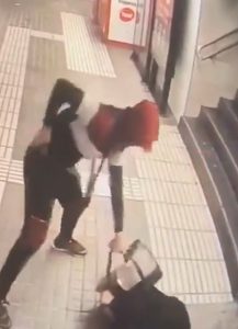 Read more about the article Thug Beats Woman On Ground In Barcelona Metro Robbery