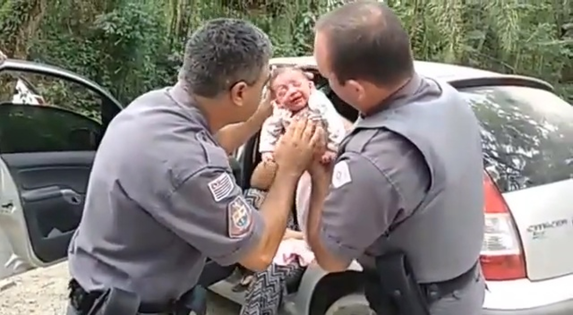 Read more about the article Cops Rescue Choking Newborn With Kiss Of Life