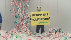 Read more about the article Greenpeace Uses Coca-Cola Factory For Plastic Protest