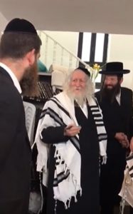 Read more about the article Rabbi Hands Out Mentos Sweets As Miracle Medicines