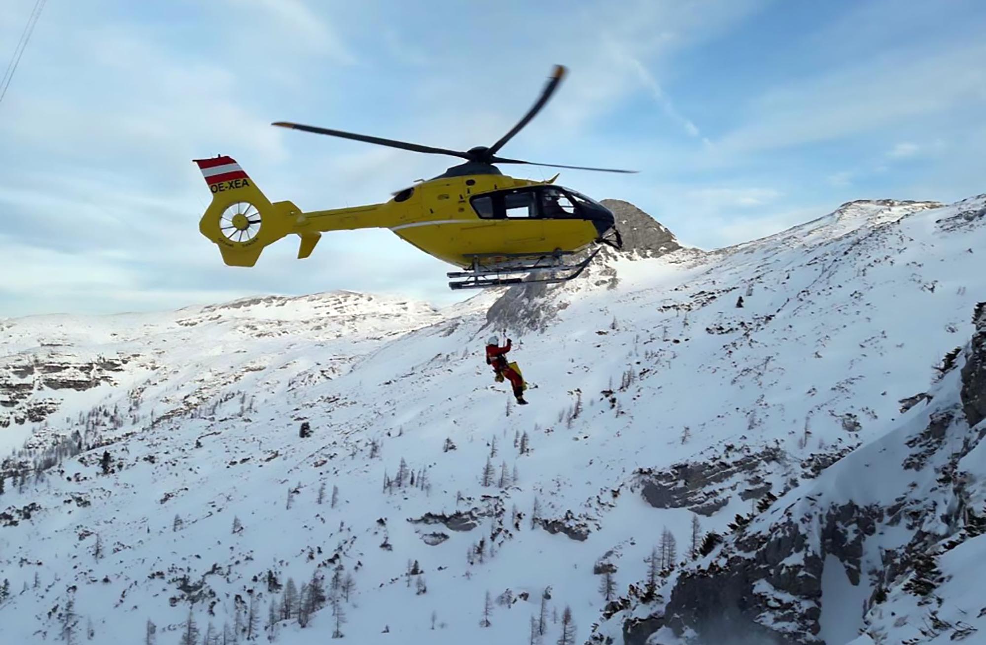 Read more about the article Woman Rescued After Skiing Off Mountain
