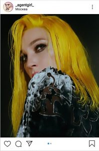 Read more about the article Funny Model Wows 14M Insta Fans With Yellow Hair