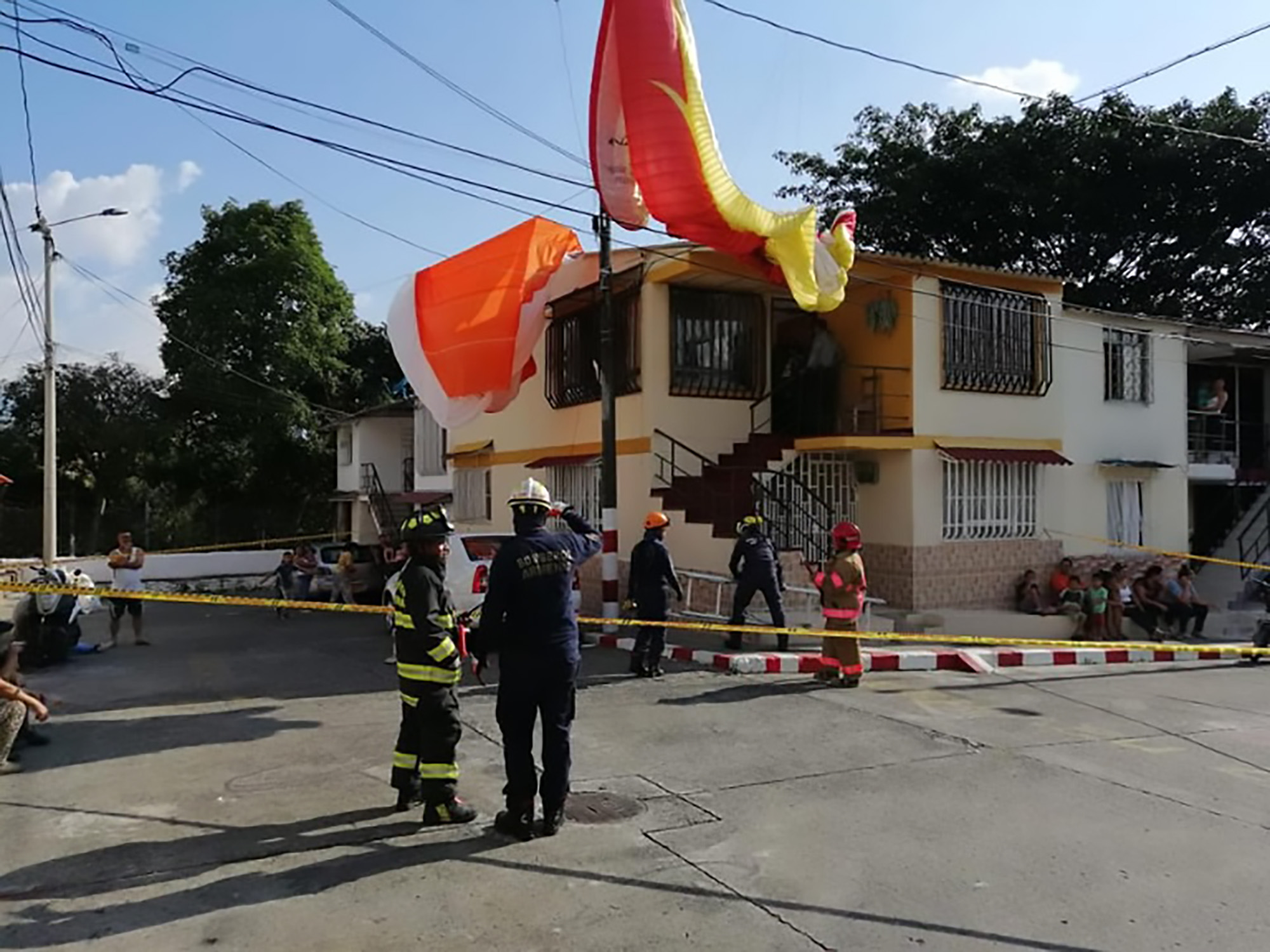 Read more about the article German Parachutist Crashes Tangled In Wires Hits House
