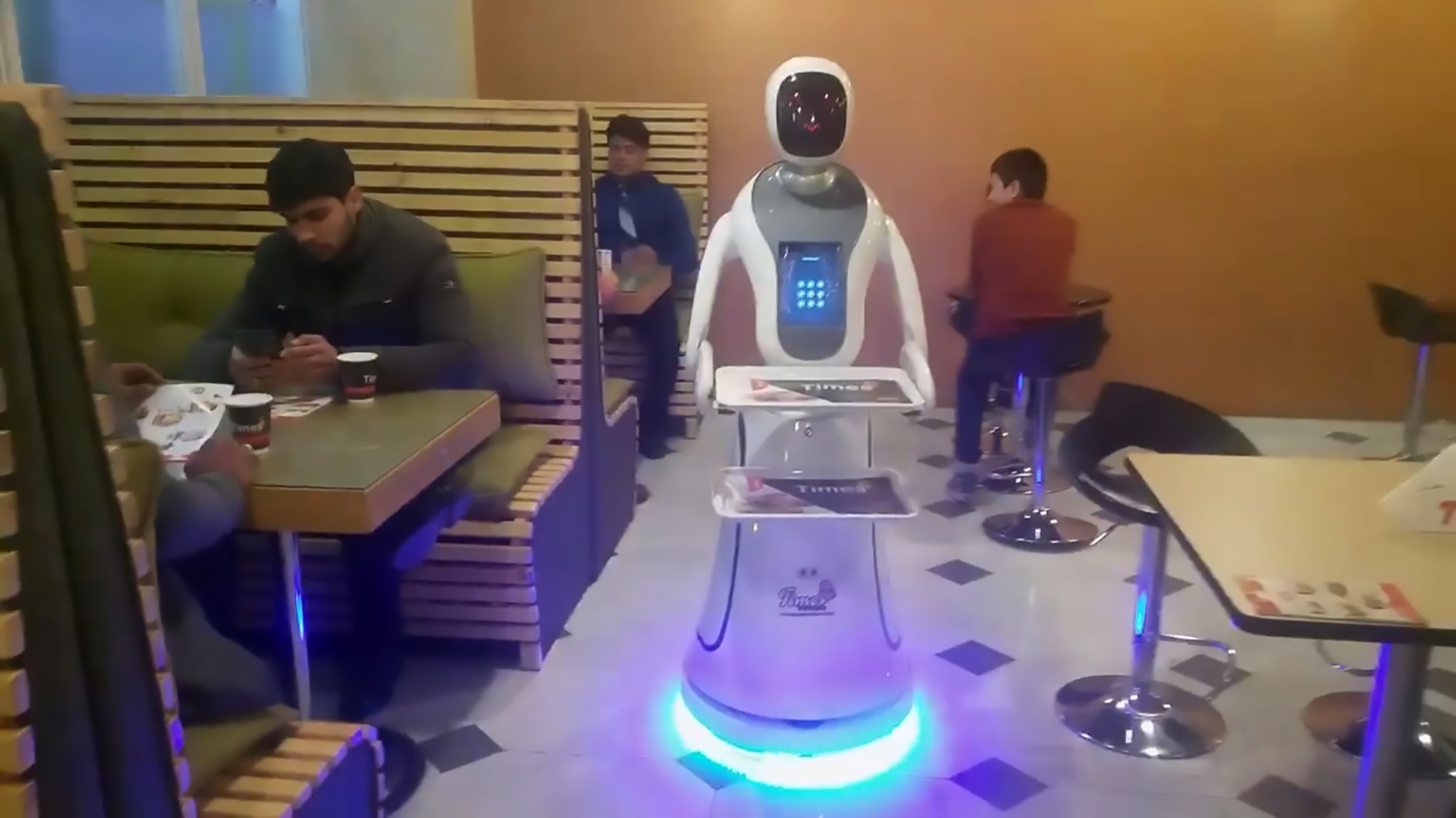 Read more about the article Robot Waitress Designed To Look Like Its Wearing A Hijab