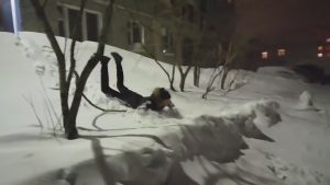 Read more about the article Moment Kids Slide Down Snow Drift From 1st-Floor Window