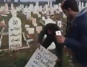 Read more about the article Pro-Assad Fighters Dig Up Opposition Fighter Graves