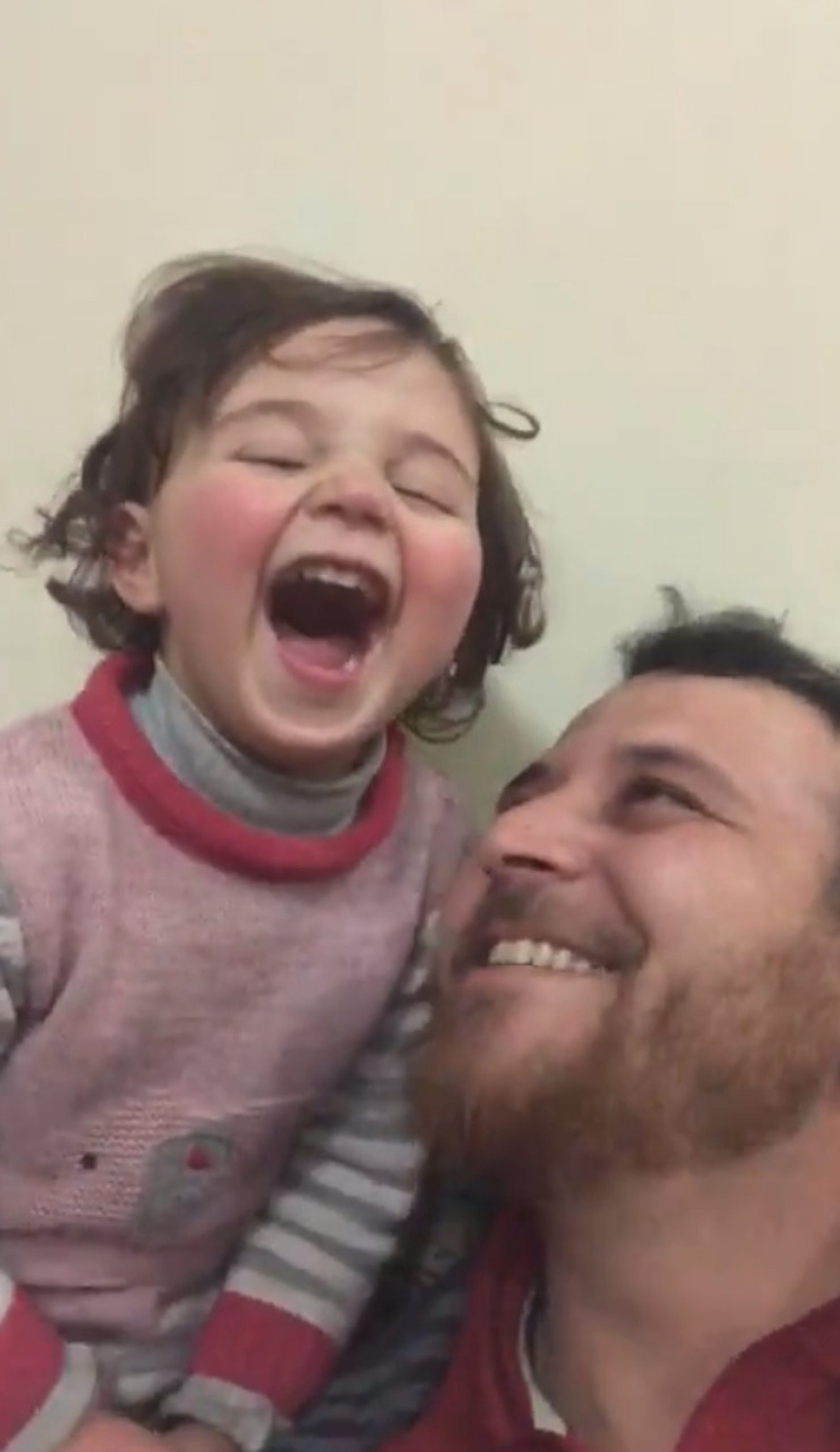 Read more about the article Syrian Dad Teaches 3yo To Laugh As Airstrikes Rain Down