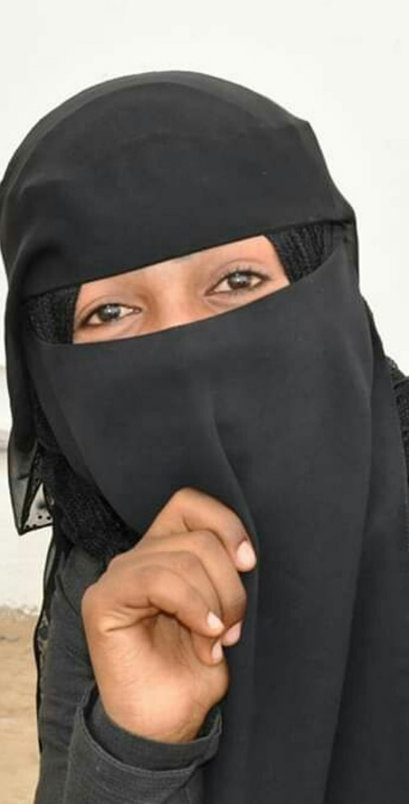Read more about the article Pretty Yemeni Activist Under Fire For Taking Off Hijab
